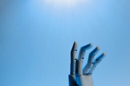 Roboterhand vor blauem Hintergrund