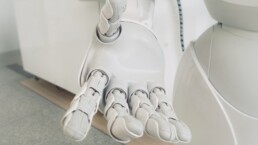 Eine Roboterhand ausgestreckt, als wolle sie Hilfe anbieten
