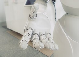 Eine Roboterhand ausgestreckt, als wolle sie Hilfe anbieten