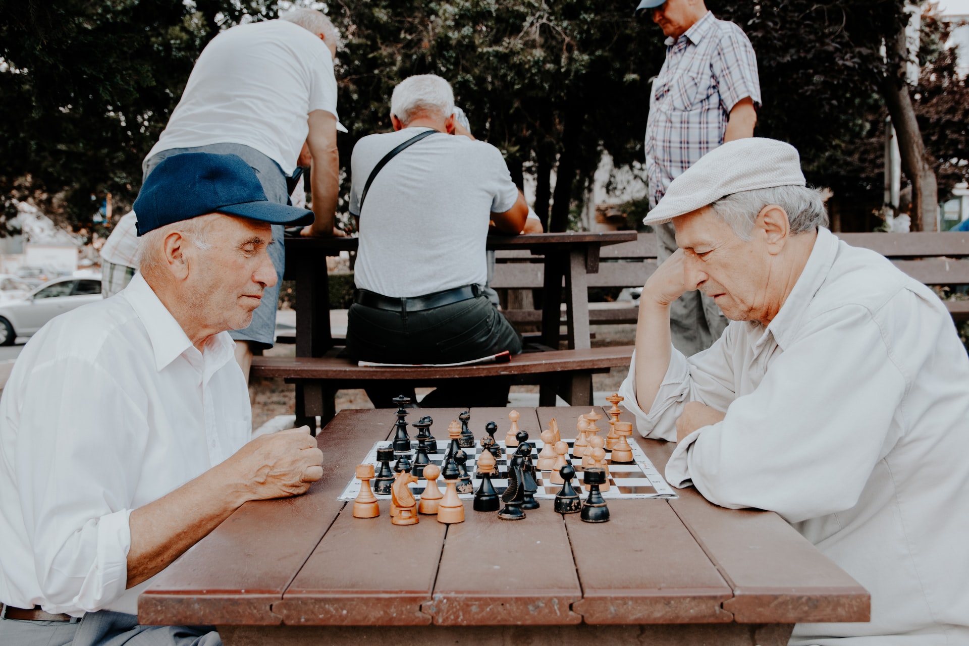Zwei ältere Herren spielen Schach.