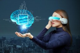 Frau mit futuristischer Brille und einem animierten Gehirn in der Hand.