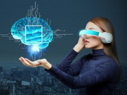 Frau mit futuristischer Brille und einem animierten Gehirn in der Hand.