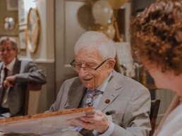 Eine Gruppe älterer Menschen im Restaurant.