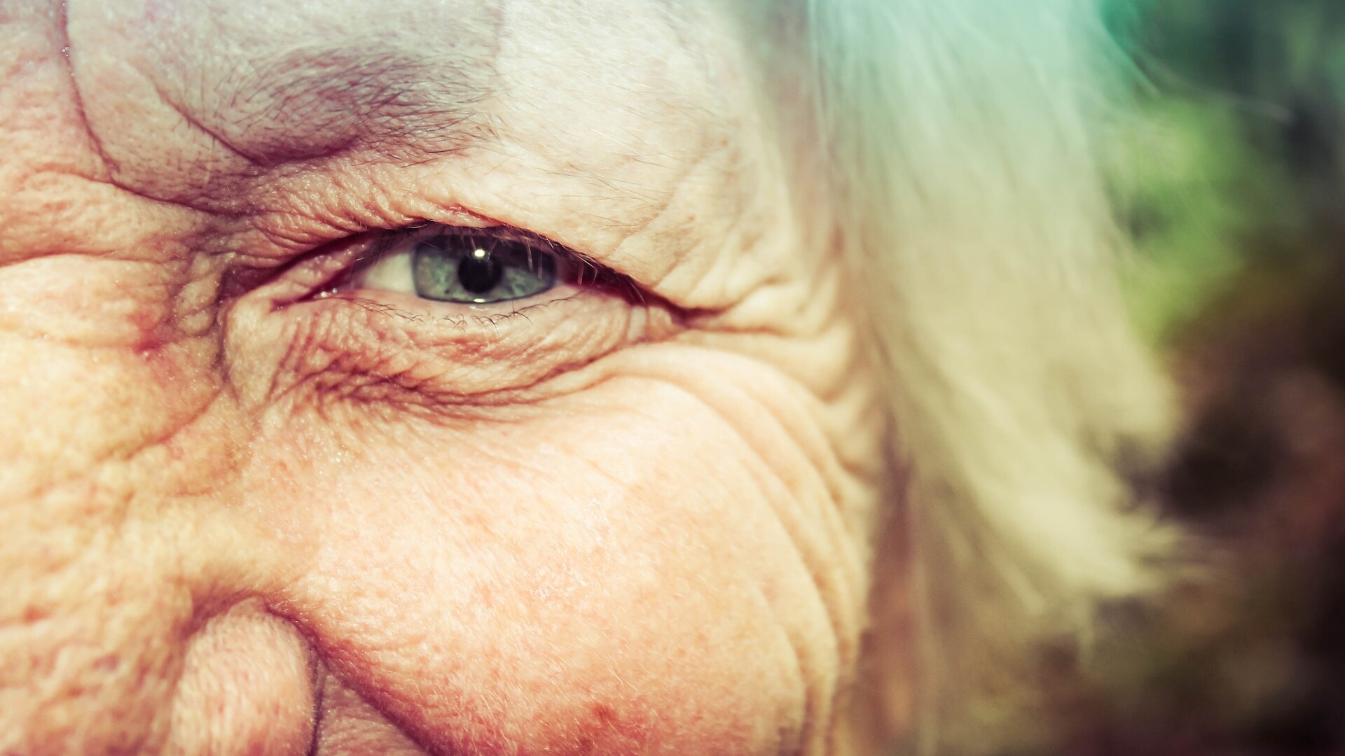 Blick ins Auge einer Seniorin.