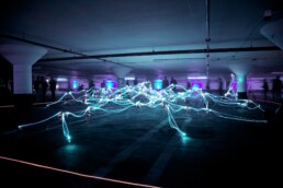 Lichtbögen in einer Tiefgarage mit digitalem Flair
