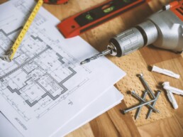 Werkzeug und ein Bauplan als Symbolbild für Umbau/Renovierung