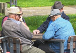 Vier ältere Herren sitzen am Tisch und unterhalten sich