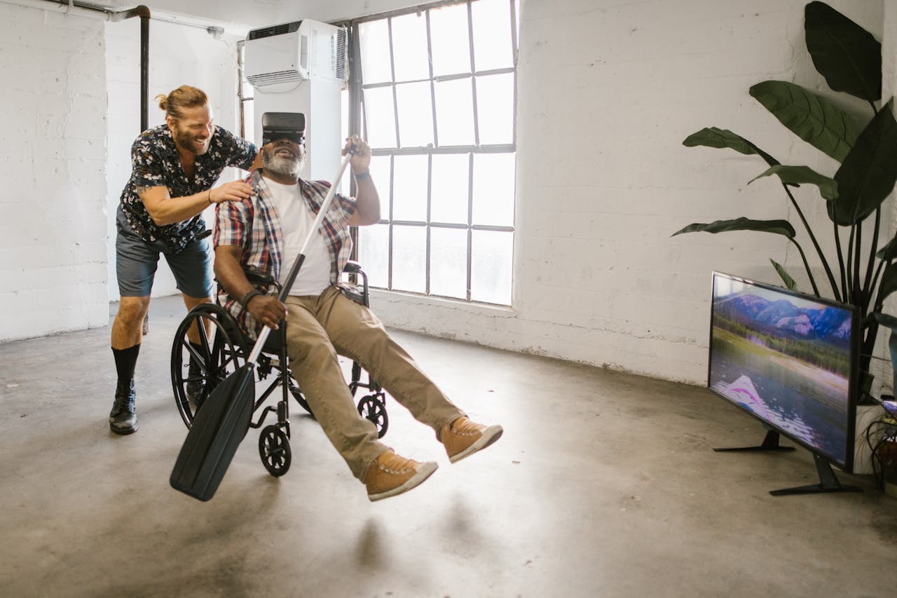 Mann im Rollstuhl mit Paddel in der Hand und VR-Brille erlebt virtuelle Bootfahrt