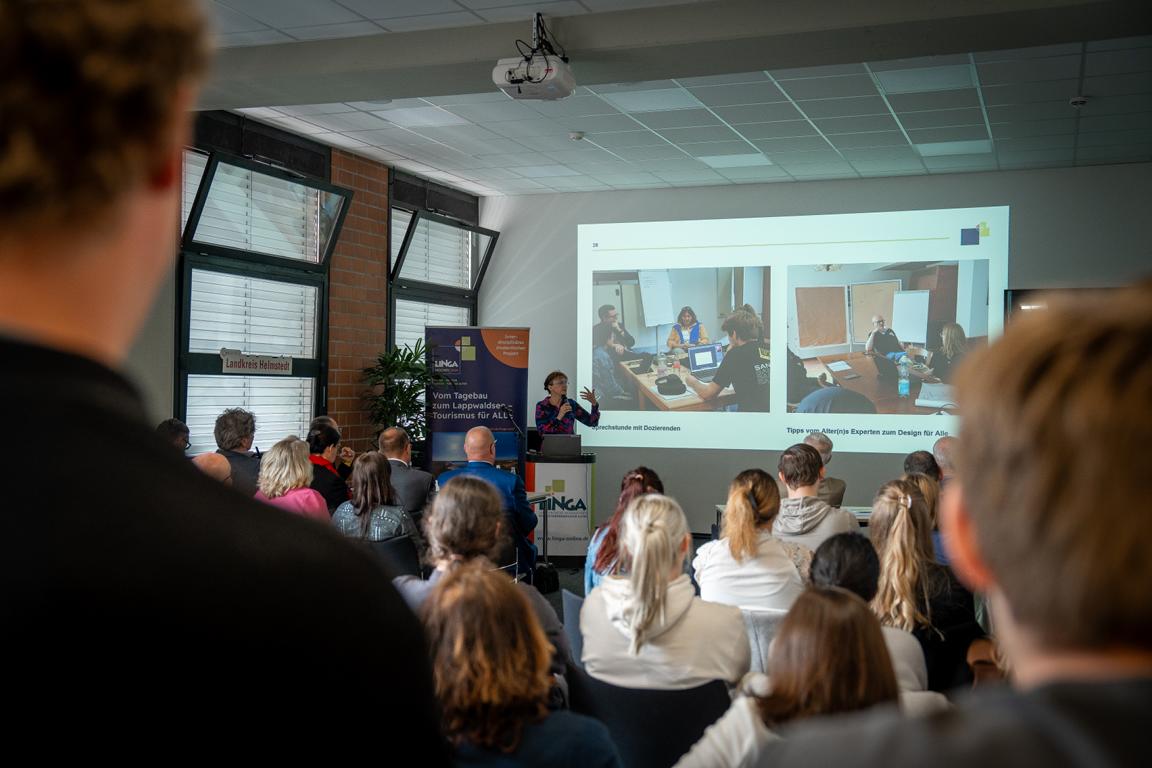 Saal und Präsentation bei den LINGA Wochen 2024.